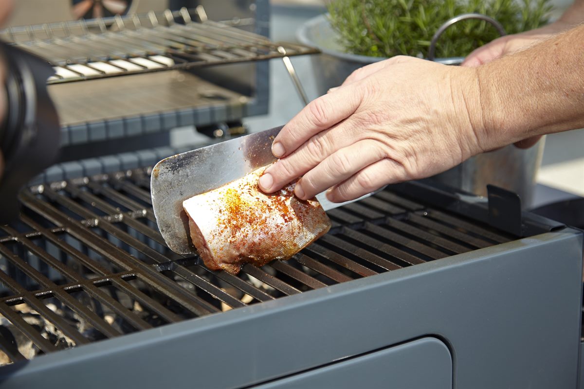 Alpenlachs® Fischfilets zuerst auf der Hautseite grillen und nur einmal wenden, sobald sich das Filet nach zirka drei bis vier Minuten leicht vom Rost lösen lässt.