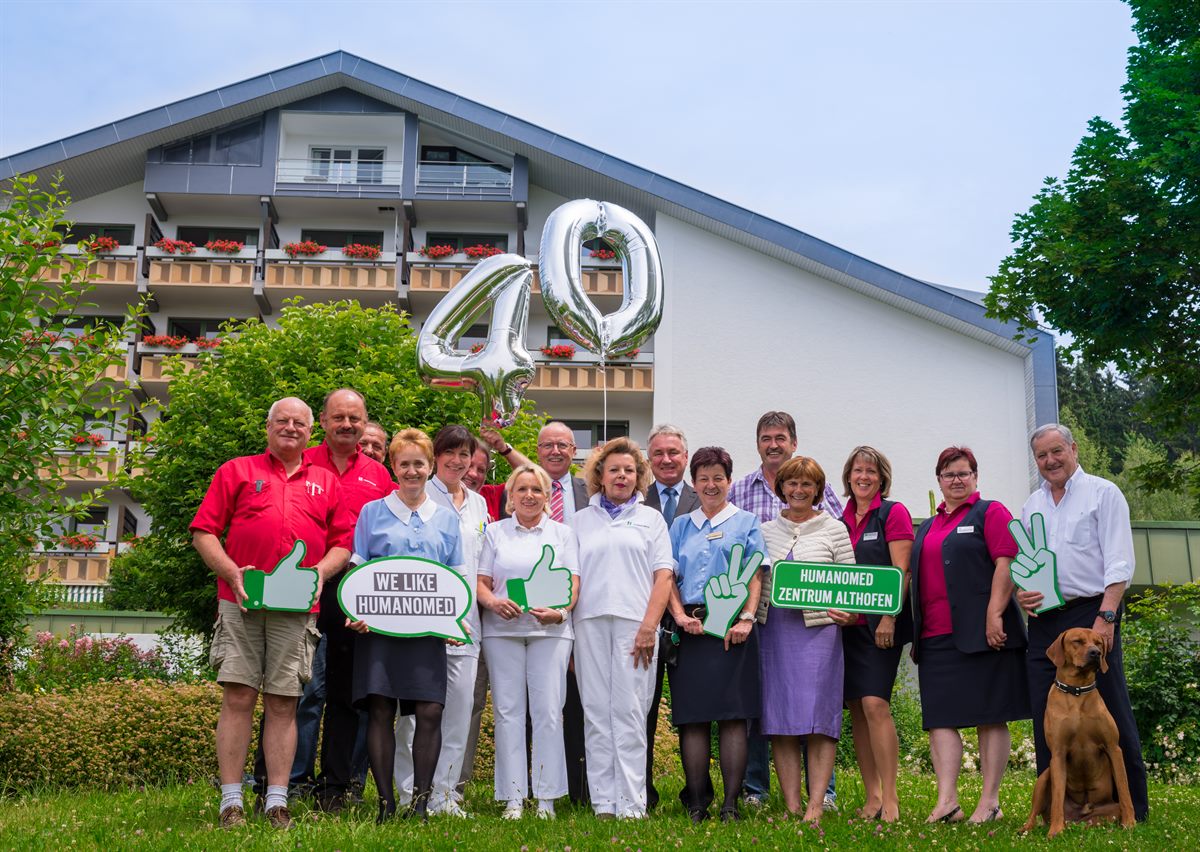 Dkfm. Helmut (re.) und Peri Eder (4. v. re.) mit Mitarbeitern, die bereits über 35 Jahre im Humanomed Zentrum Althofen tätig sind. 