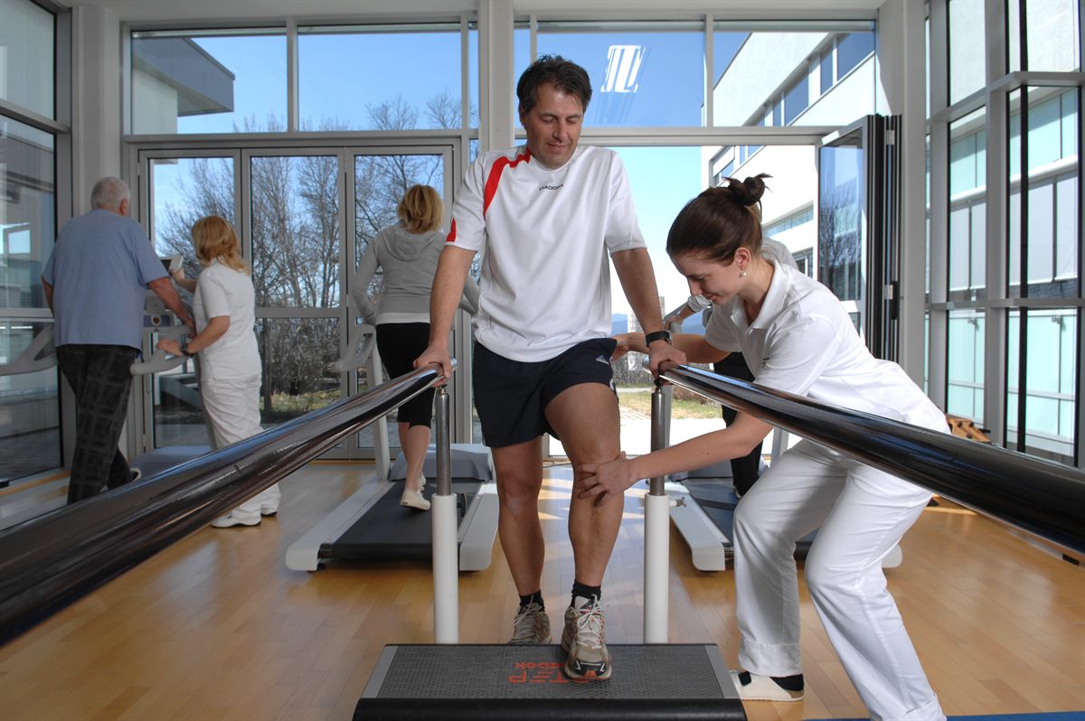 Die Humanomed-Gesundheitsstudie zeigt auf, dass mit zunehmendem Alter die Inanspruchnahme von Leistungen steigt – wie etwa Massagen (49 Prozent) oder Physiotherapie (48 Prozent). Foto: Ortho-Reha im Humanomed Zentrum Althofen.