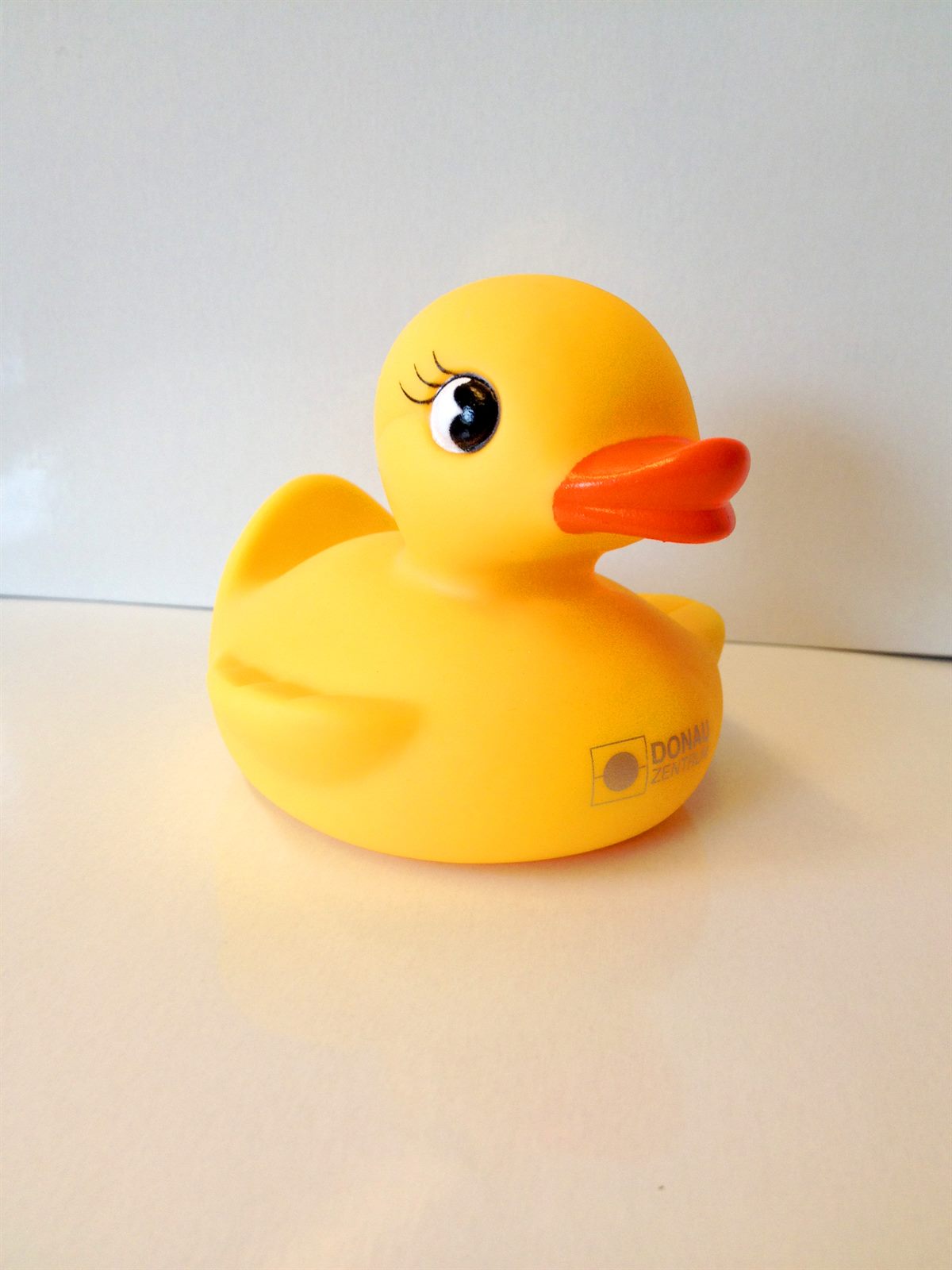 Diese Badeente wartet als Geschenk auf alle Besucher, die sich beim Event für die kostenlose Donau Zentrum Premium Card anmelden.