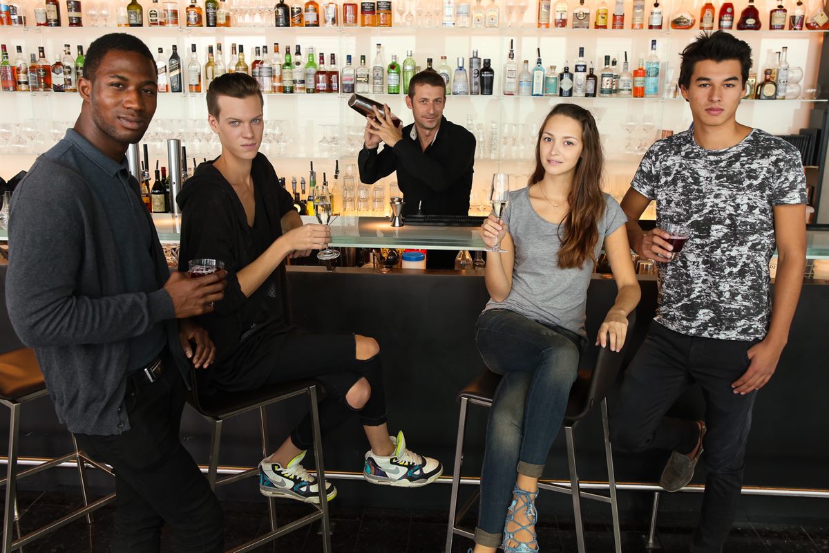 Party like a model: Kandidatinnen und Kandidaten der aktuellen Staffel von Austrias Next Topmodel Boys & Girls mit 57 Lounge Barchef Jemill Wette (Mitte)