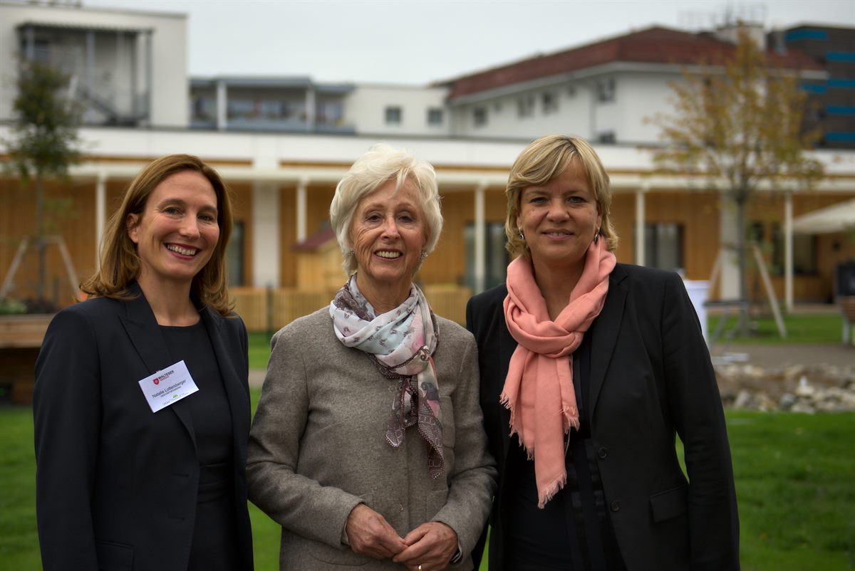 Natalie Lottersberger und KR Hilde Umdasch mit Landesrätin Mag. Barbara Schwarz