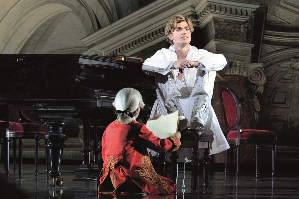 Oedo Kuipers als Mozart und Lukas MacGregor als junger Amadé