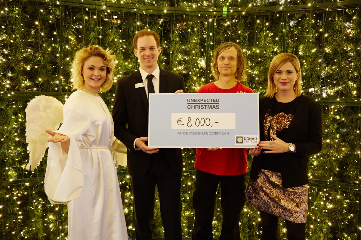 Das Christkind bei der Spendenübergabe mit Matthias Franta, Center Manager Donau Zentrum, Johanna Setzer, Moderatorin, und Herbert Reithmayr von der Volkshilfe