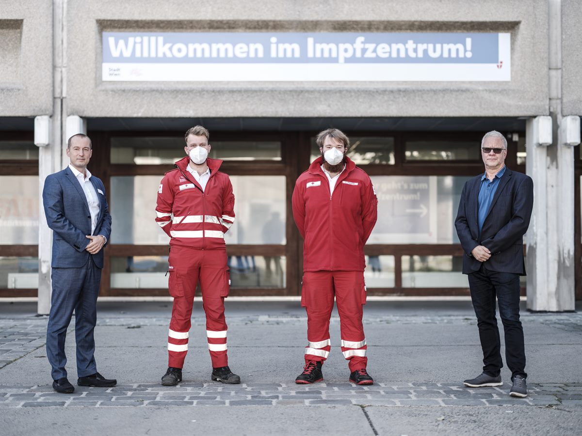Zsolt Juhasz, 2 Sanitäter vom Samariterbund und VHS Direktor Karl Dworschak