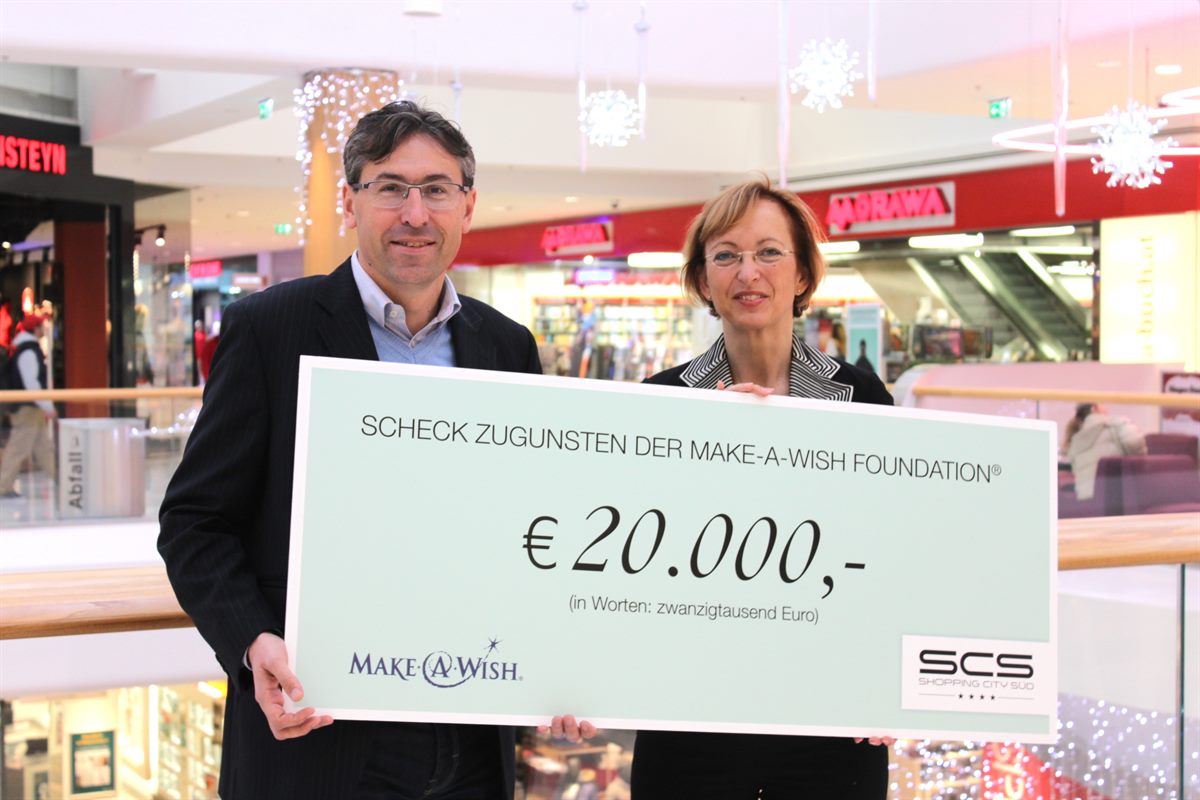 Anton Cech, Center Manager der SCS, bei der Scheckübergabe an Doris Regele, Präsidentin der Make-A-Wish Foundation® Österreich