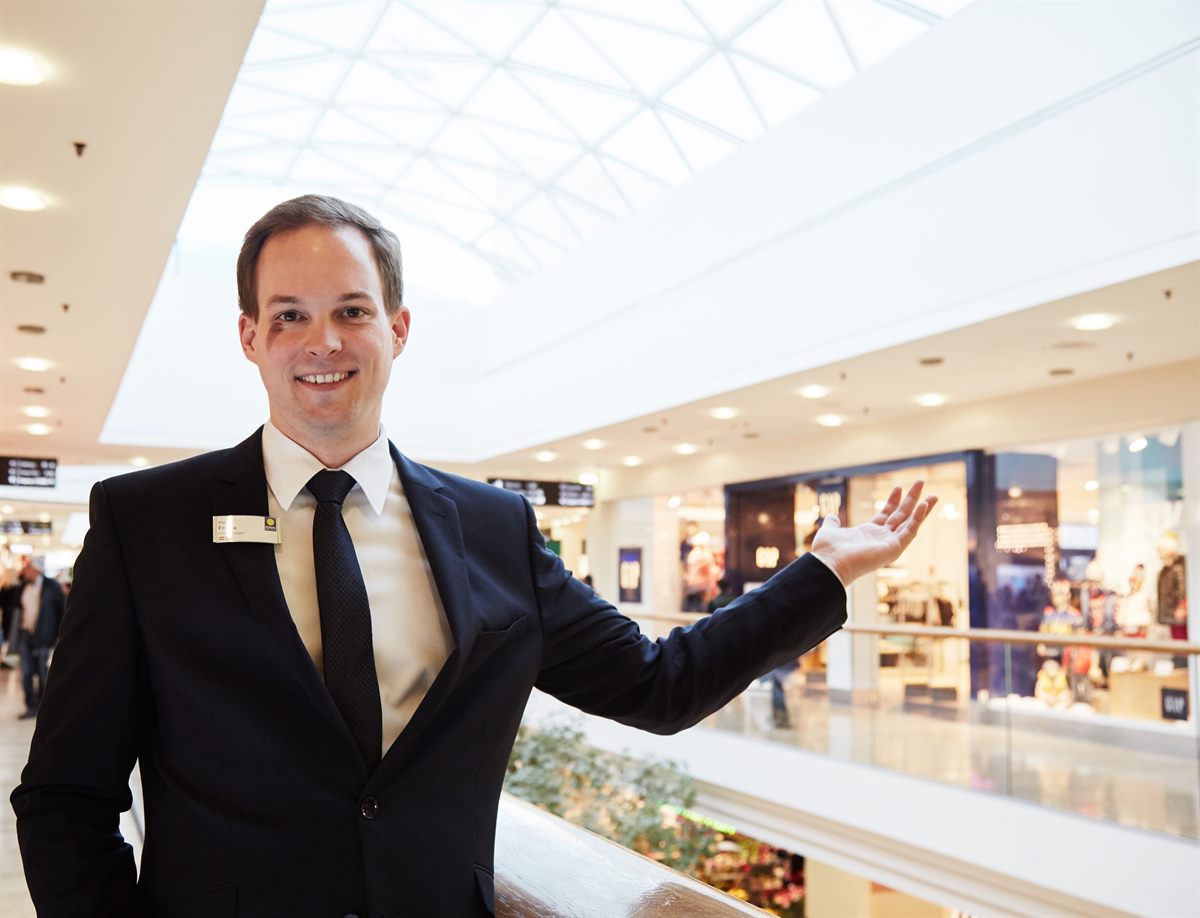 Center Manager Mathias Franta präsentiert das neue Glasdach