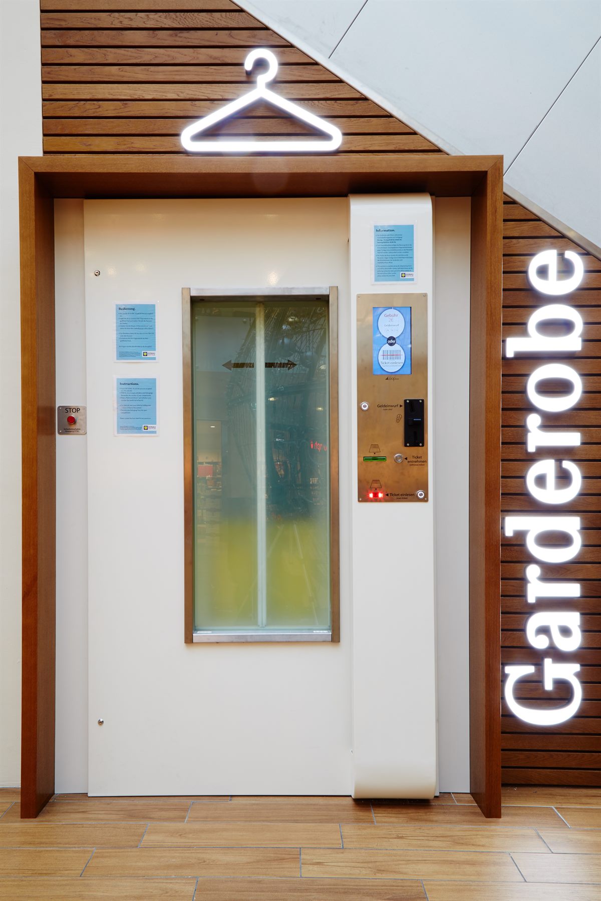 Die neue Garderobe im Donau Zentrum