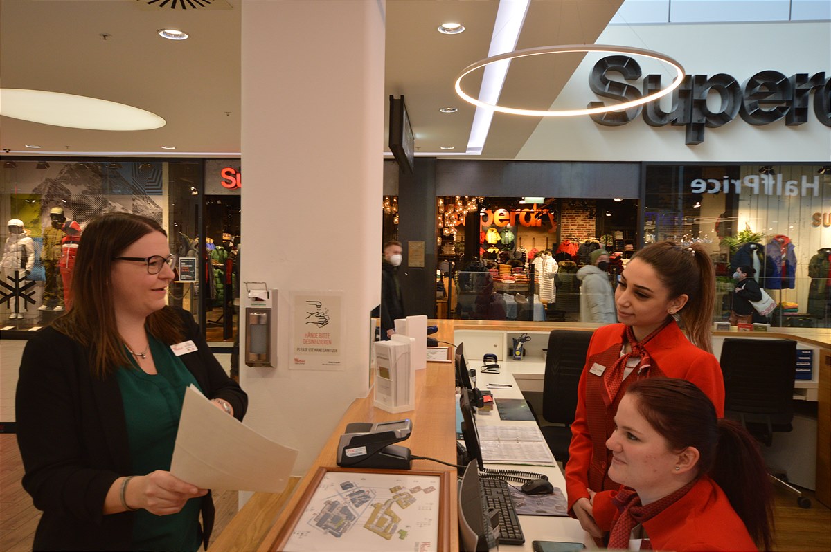 Center Managerin Julia Gattringer bei der Schulung von Mitarbeiterinnen