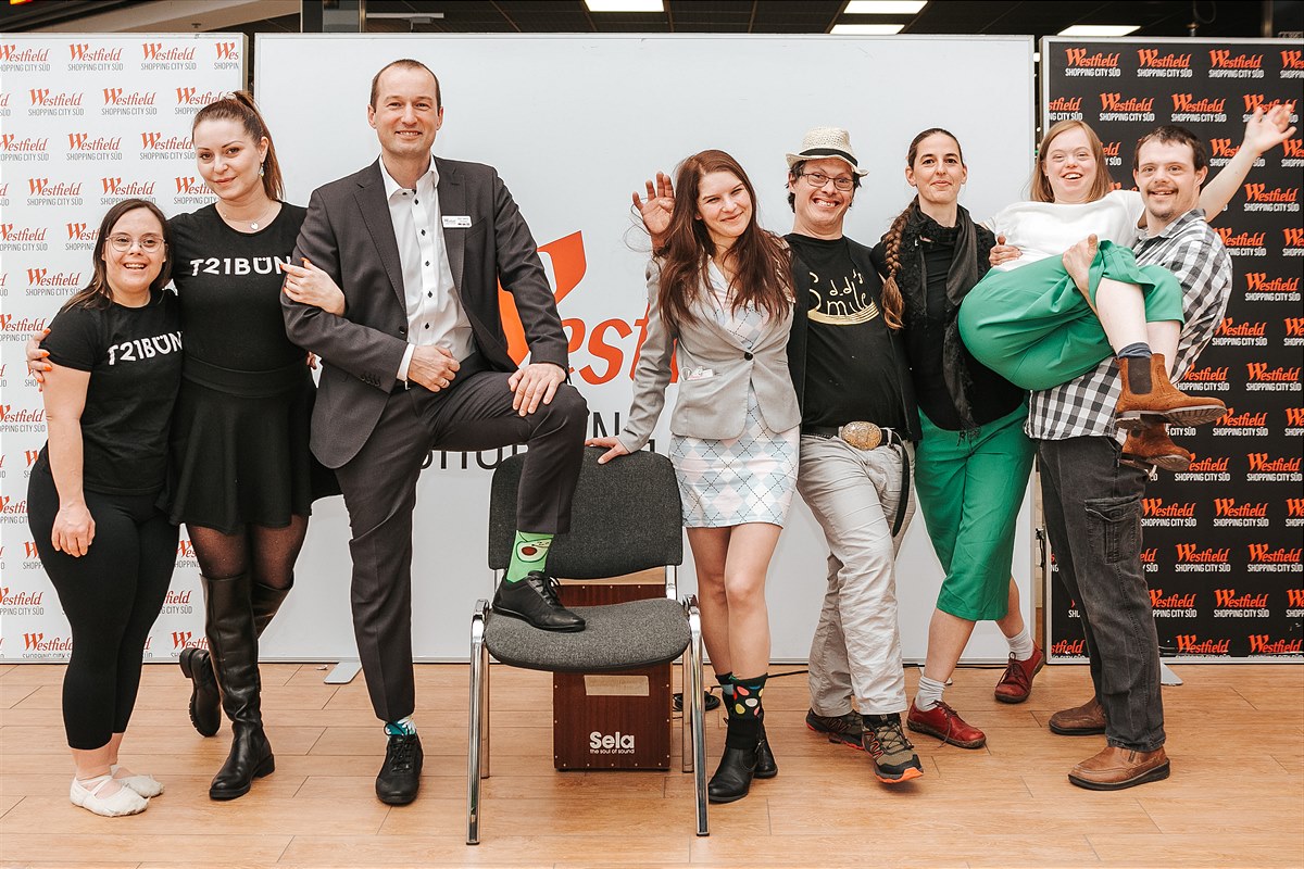 V.l.n.r.: Bea Vavken (Geschäftsführerin T21Büne), Zsolt Juhasz (Center Manager WSCS), Melanie Fraiss (Stv. Center Managerin WSCS), Eva Török (Profitänzerin im Auftrag von Ich bin O.K)