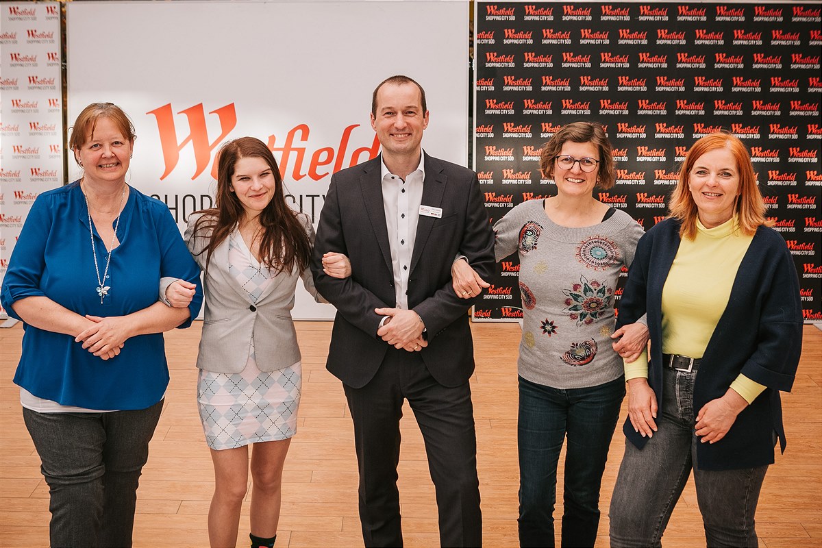 V.l.n.r.: Angelika Stuchlik (Obfrau Ich bin aktiv), Melanie Fraiss (Stv. Center Managerin WSCS), Zsolt Juhasz (Center Manager WSCS), Elke Blum (Vize-Obfrau Down-Syndrom Österreich), Marion Kainz (Down-Syndrom Österreich)