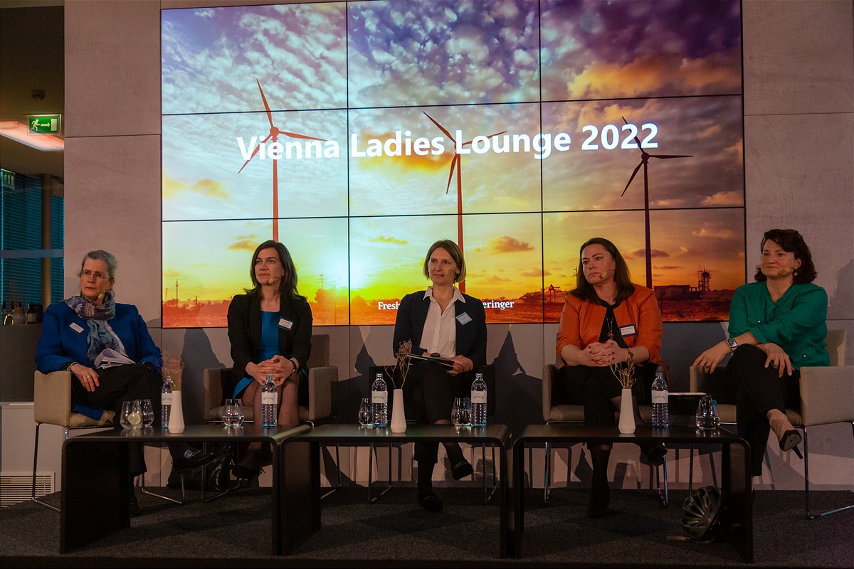 Freshfields Vienna Ladies Lounge 2022. V.l.n.r: Margaret Wachenfeld, Anita Malli, Katharina Kubik, Andrea Edelmann und Beatrix Praeceptor