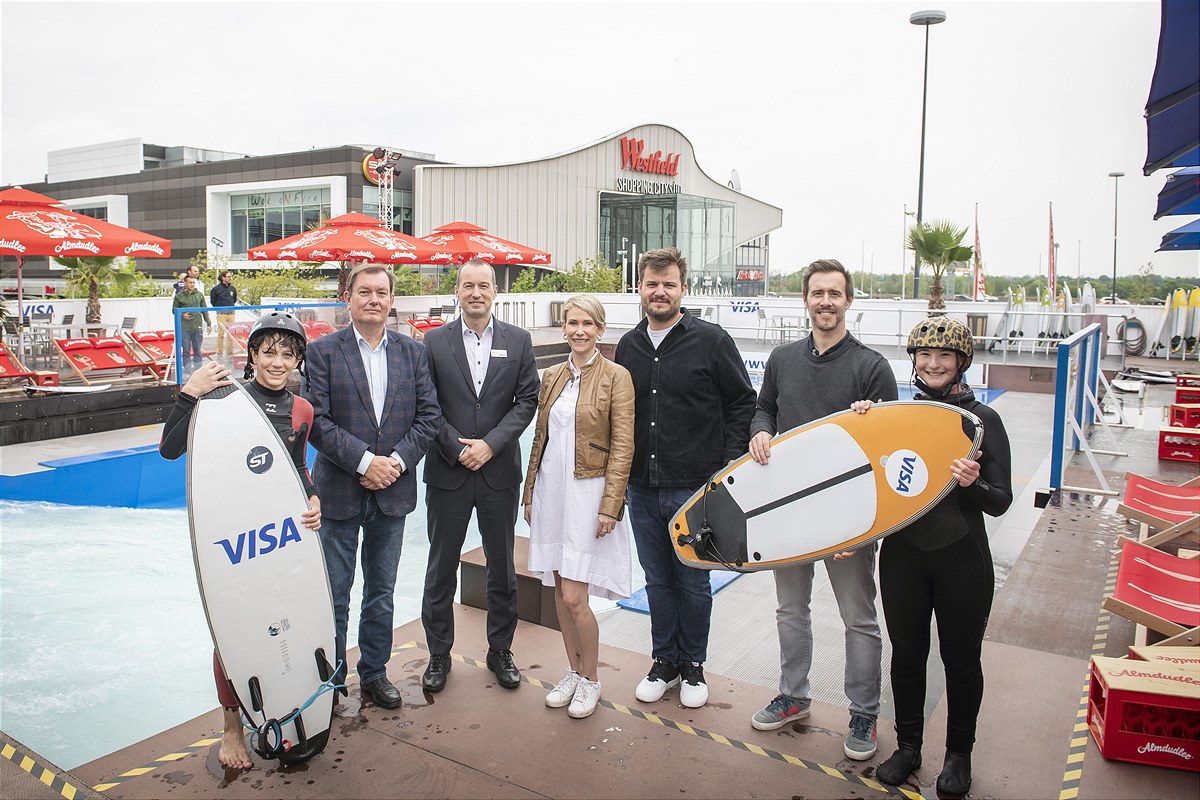 V.l.n.r: Surfer, Herbert Janschka (Bgm. Wiener Neudorf), Zsolt Juhasz (Center Manager Westfield Shopping Center Süd), Stefanie Ahammer (Country Managerin VISA Österreich), Lucas Prodinger und Clemens Kreitner (Betreiber CityWave), Surferin