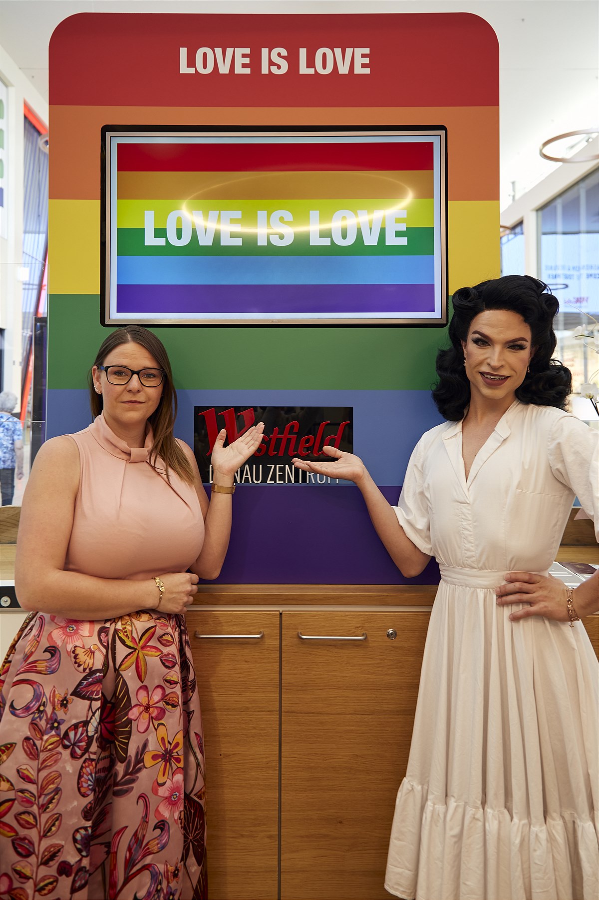 Julia Gattringer und Tamara Mascara feiern den Pride Month im Westfield Donau Zentrum.