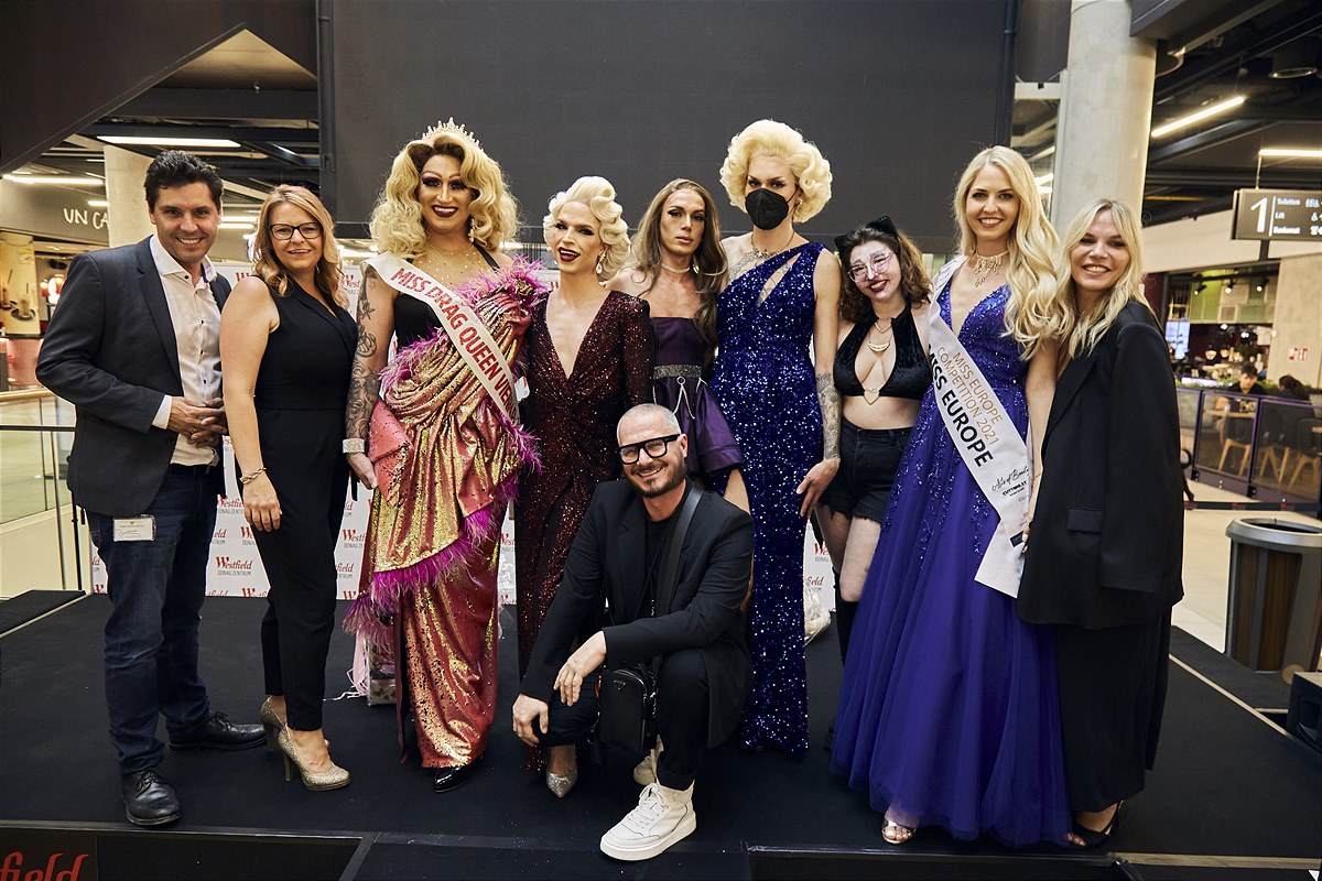  V.l.n.r.: Marcus Bobek (Marketing Manager des Westfield Donau Zentrums), Julia Gattringer (Center Managerin), Terry Taylor, Tamara Mascara, Wolfgang Reichl, Melinda Dimir, Ferah Vega, Gatta Morta, Beatrice Körmer und Kathrin Jokubonis