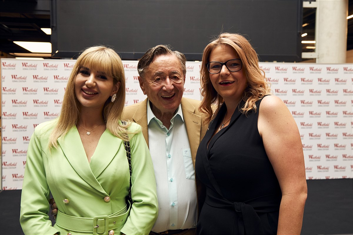 V.l.n.r.: Irina Jovanka, Richard Lugner und Center Managerin Julia Gattringer