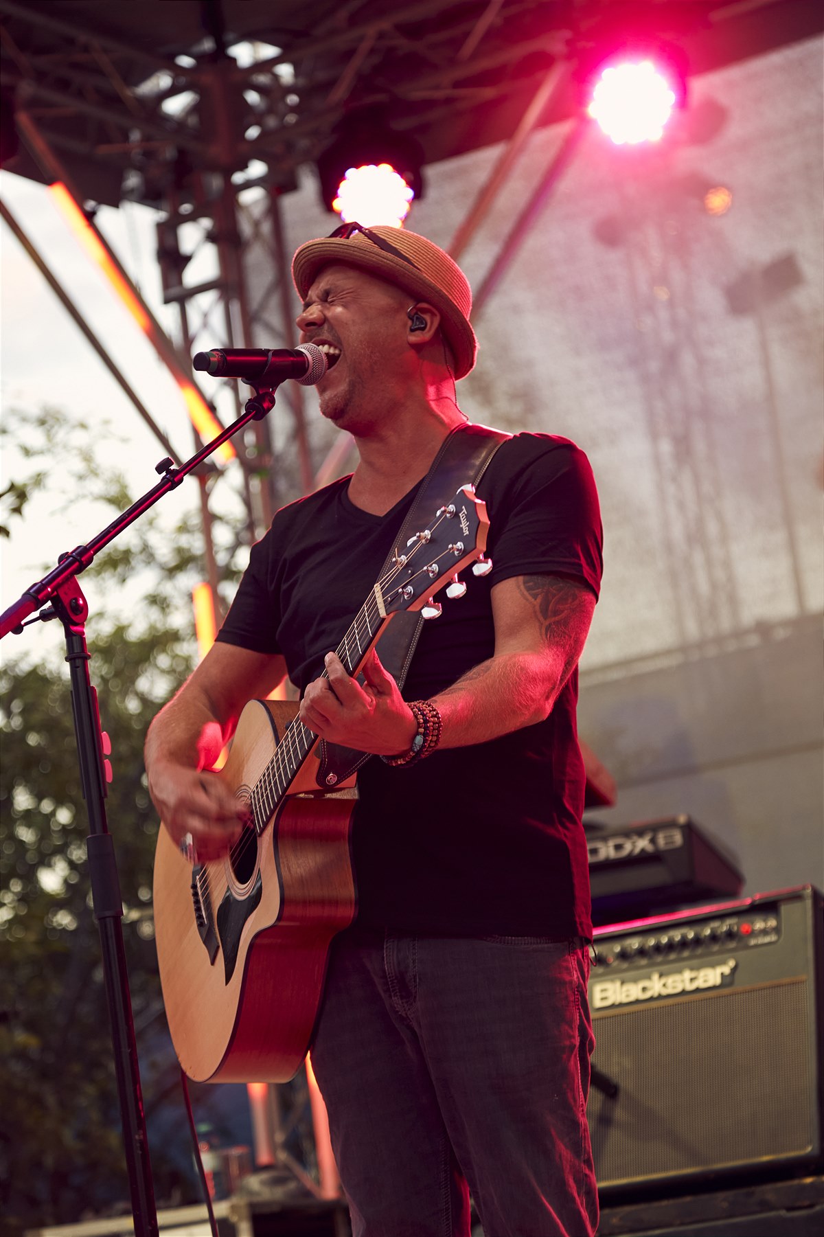  Wiener Wahnsinn- Frontman Soberl beim Auftritt auf den Multiplex Terrassen 