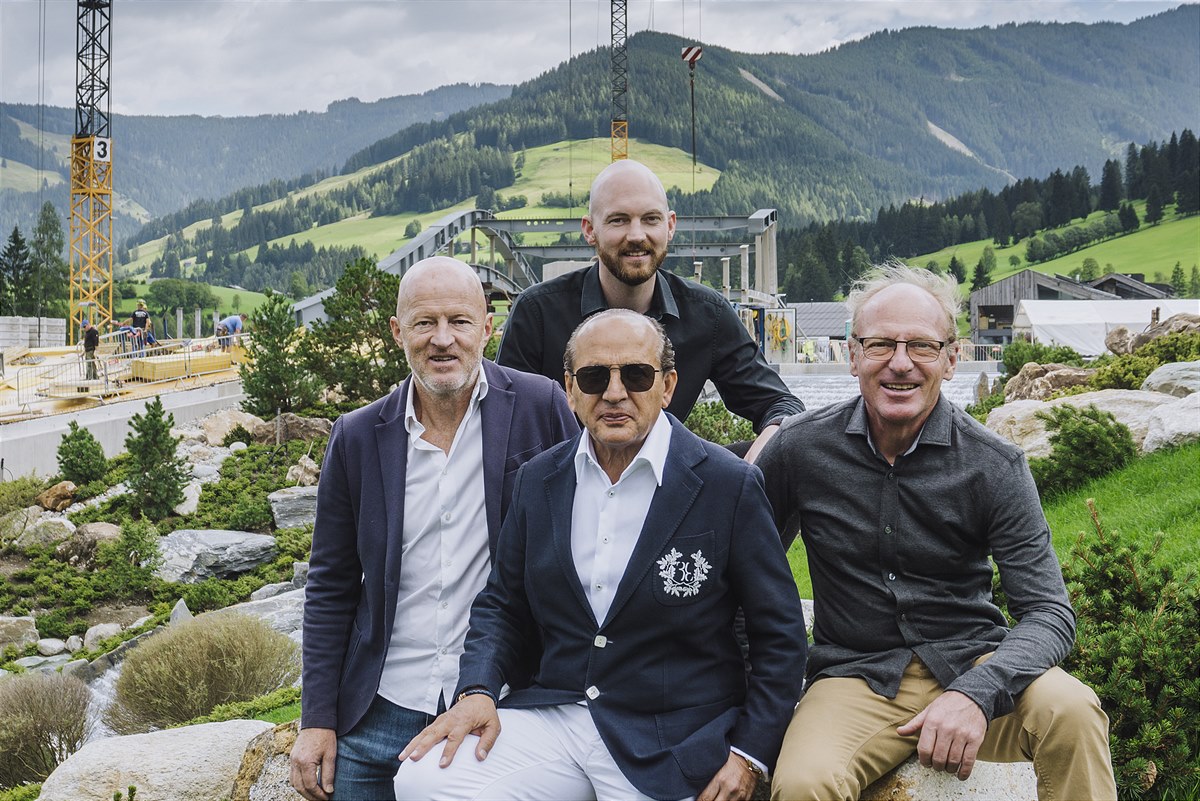 Innovatives Familienprojekt: Das revolutionäre neue Spa im Krallerhof wird im Frühjahr 2023 fertiggestellt. V.l.n.r.: Gerhard Altenberger, Hadi Teherani, Philipp Altenberger und Sepp Altenberger.
