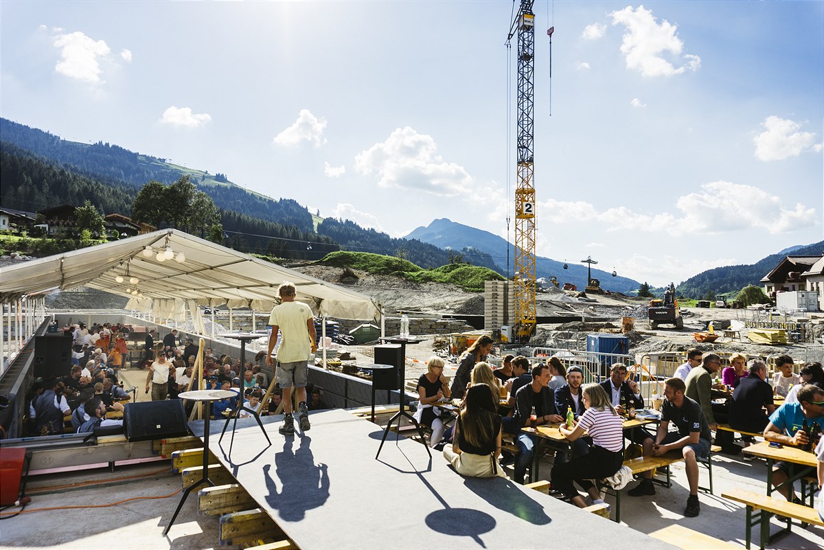 Spanferkel im Infinity-Pool: Beim Firstfest feierten rund 150 Gäste. 