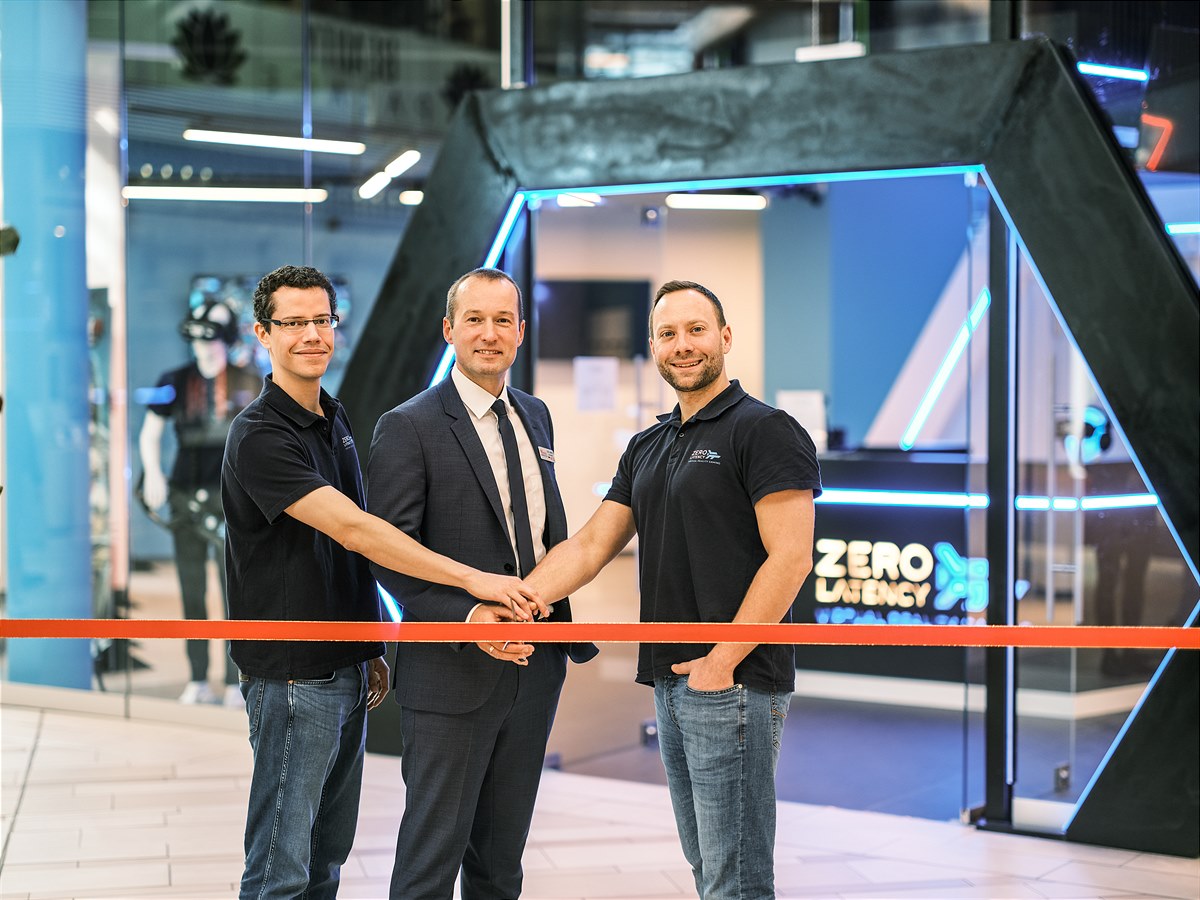 Center Manager Zsolt Juhasz gemeinsam mit den Zero Latency Geschäftsführern Marc Hoffmann und Michael Novak