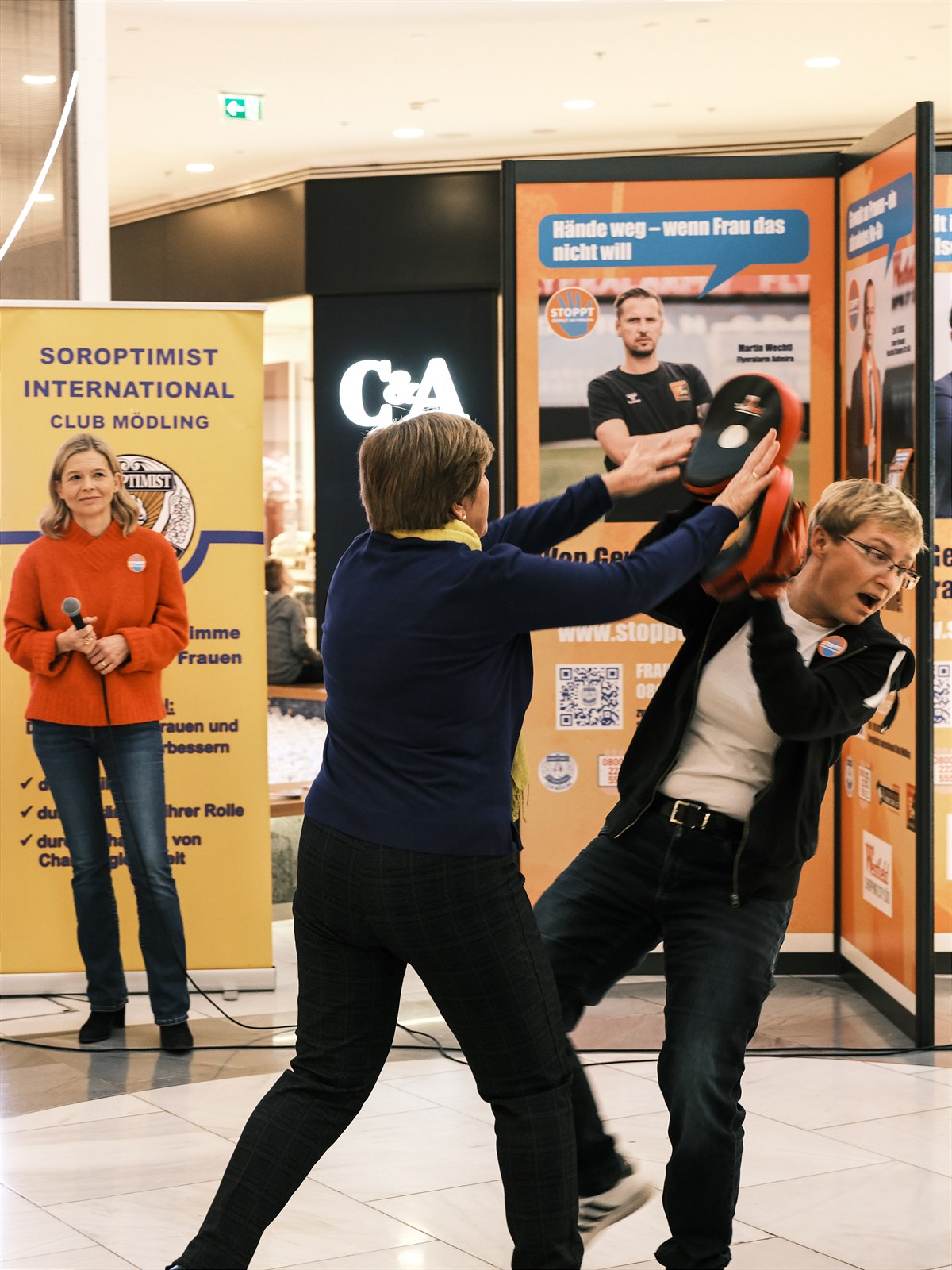 Self Defense Demonstration mit Michaela Eisold-Pernthaller, Sicherheitsexpertin und GF Bildungszentrum Sicherheit;