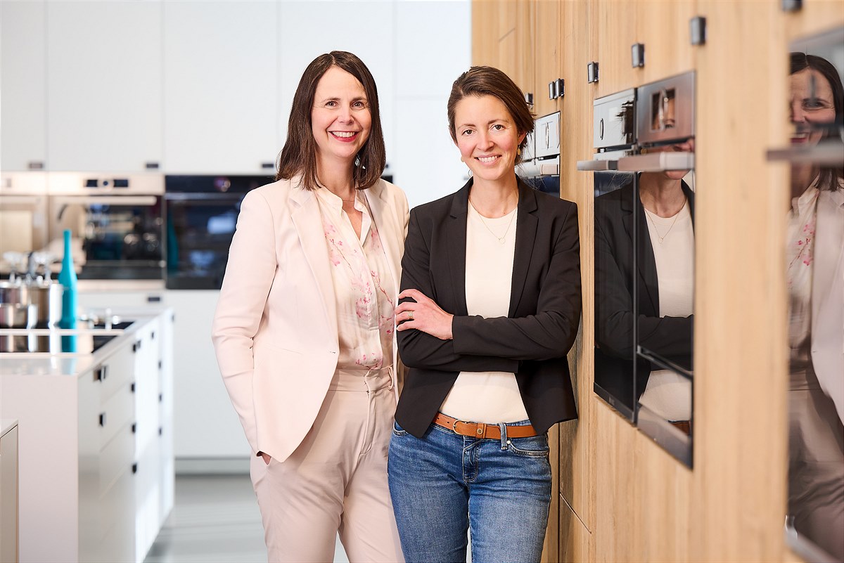 Ulrike Pesta (Geschäftsführerin BSH Hausgeräte) und Denise Mücke (Leitung  Kundendienst BSH Hausgeräte)