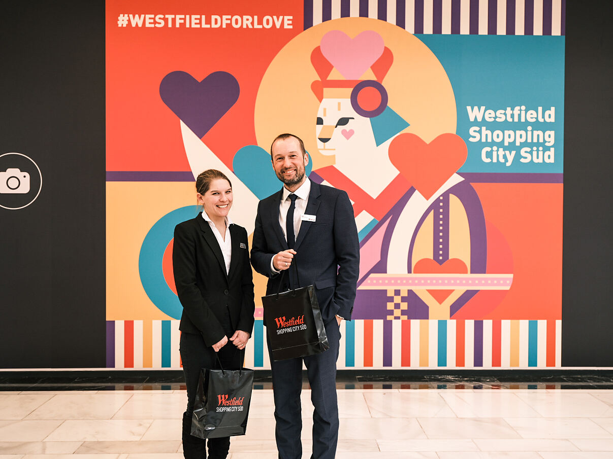 Zsolt Juhasz (Center Manager Westfield Shopping City Süd) und Melanie Fraiss (Stv. Center Managerin) vor der Augmented Reality Selfie Wall. (Nähe EG9)