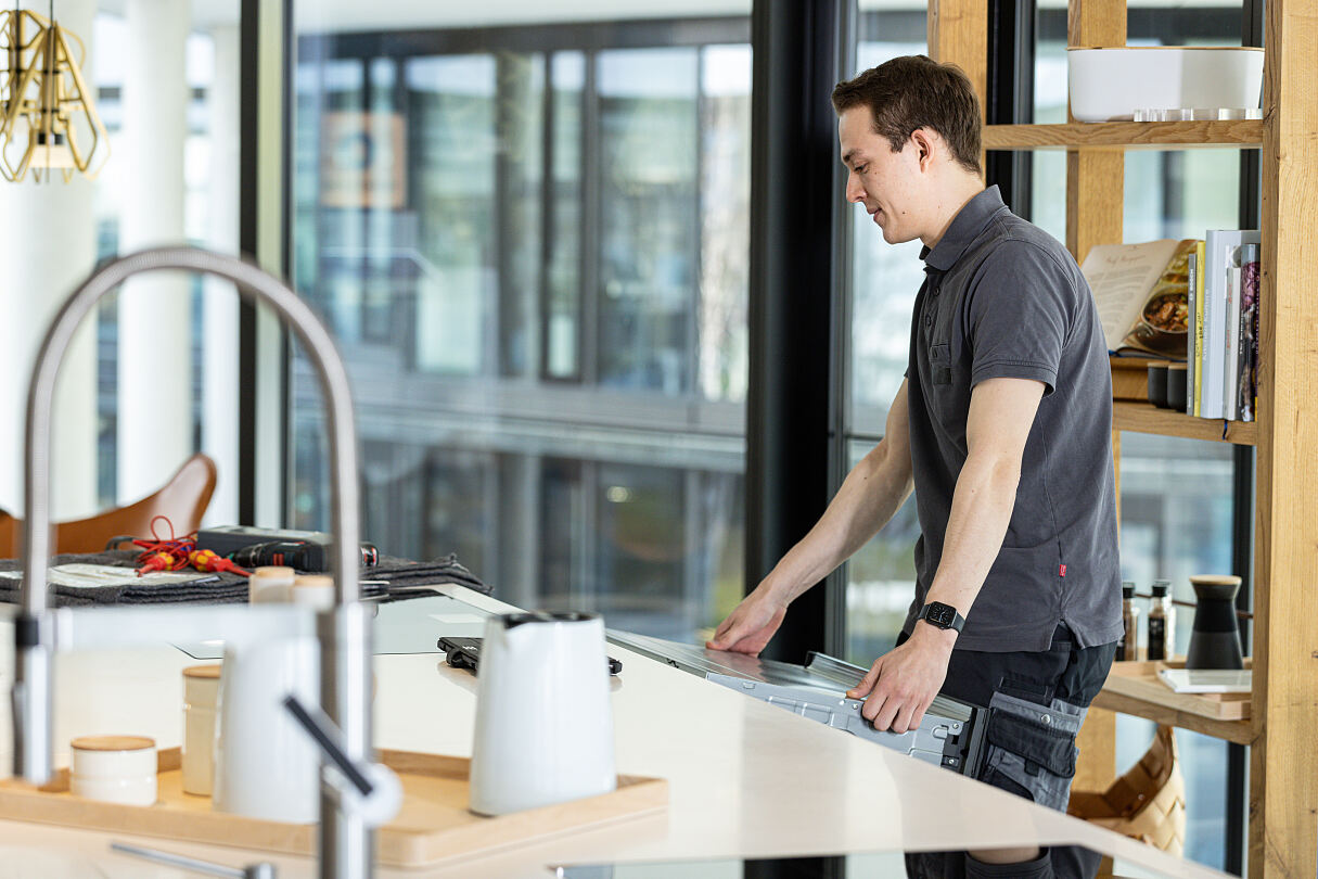 BSH-Servicetechniker mit Backofen