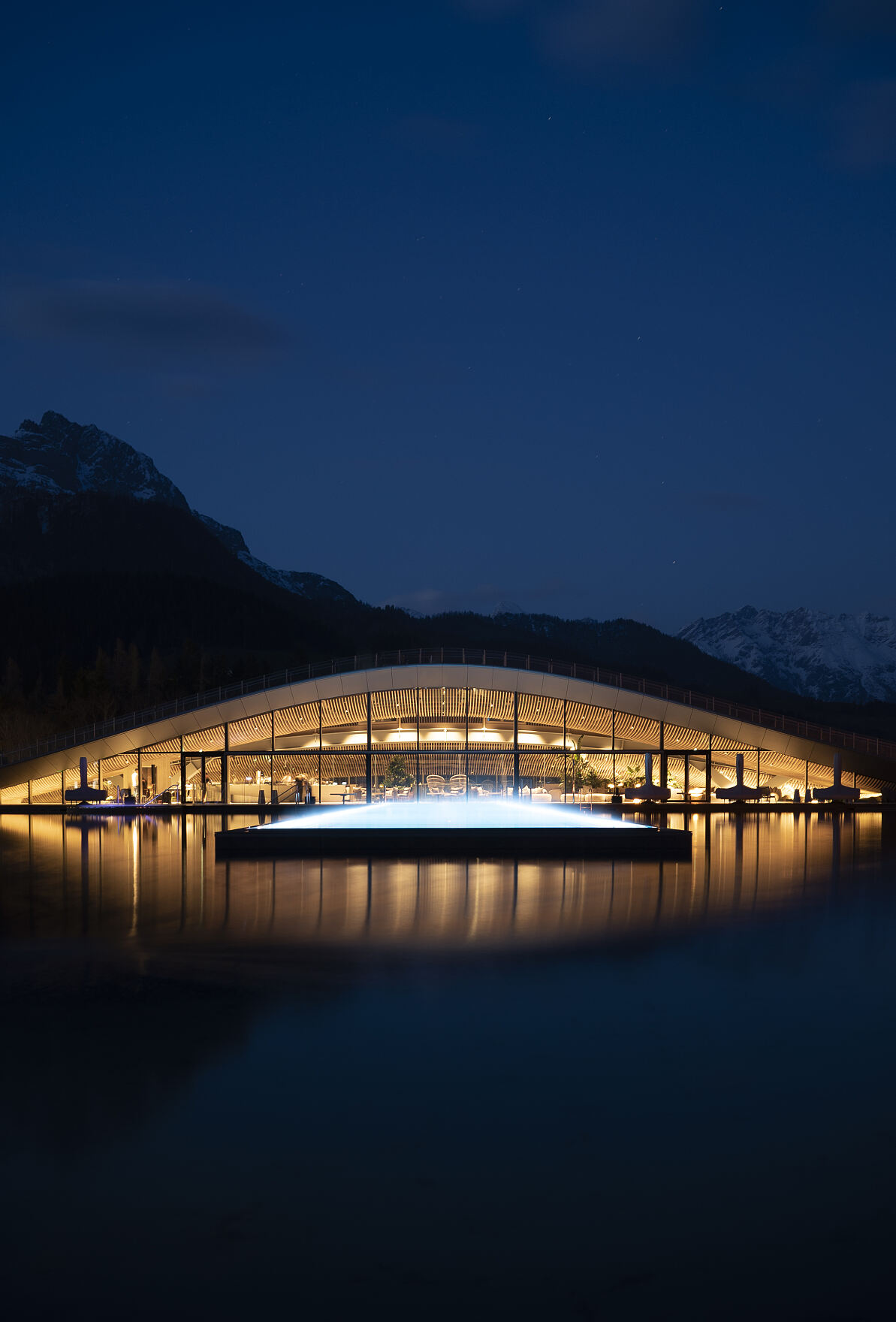 Das organisch designte Spa ATMOSPHERE by Krallerhof, der 5.500 m2 große Natur-Badesee und der 50 Meter lange Infinity-Pool fügen sich harmonisch in die Landschaft ein.