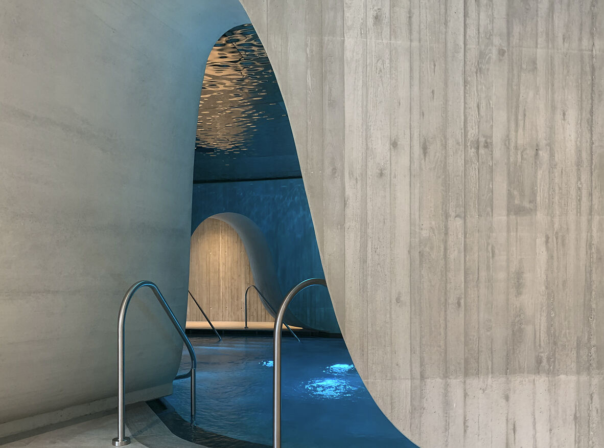 Ein architektonisches Highlight. Die gewellte Spiegeldecke erzeugt Reflexionen an der Decke. Die Blaue Grotte kann in verschiedenen Blautönen beleuchtet werden.