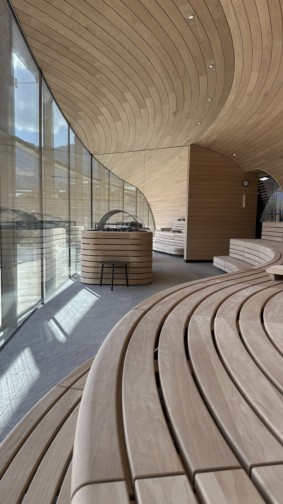 Durch eine Glasscheibe voneinander getrennt bieten die Finnische Meerblicksauna und die Kräuter Meerblicksauna einzigartige Ausblicke auf das Steinerne Meer und die Leoganger Steinberge.