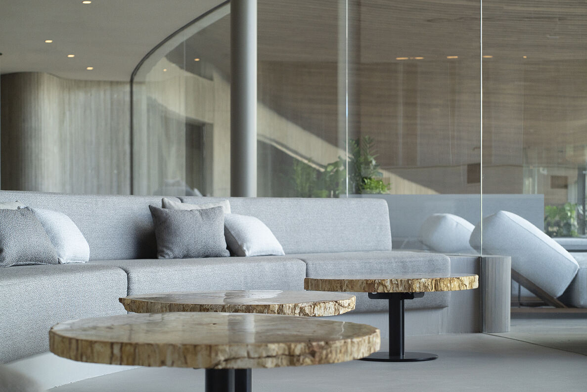 Ein Spiel von Materialien, Farben und Formen: Versteinerte Holztische als Designelement im neuen Spa ATMOSPHERE by Krallerhof.
