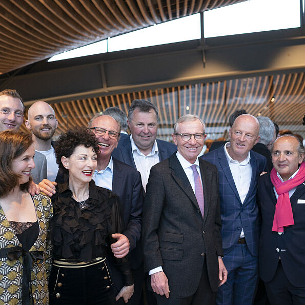 Erste Reihe (v.l.n.r.): Michaela Altenberger, Elke Altenberger, LH Dr. Wilfried Haslauer, Gerhard Altenberger, Hadi Teherani und Yvonne Altenberger, Zweite Reihe (v.l.n.r.): Christian Altenberger, Josef Altenberger, Philipp Altenberger, Sepp Altenberger und und Leoganger Bürgermeister Josef Grießner