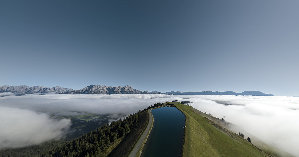 Die Steinbergbahn direkt unter dem Hotel bringt Gäste täglich kostenlos auf 1760 Meter auf den „Hausberg“ Asitz, der sich direkt vor dem Krallerhof in den Himmel streckt. 