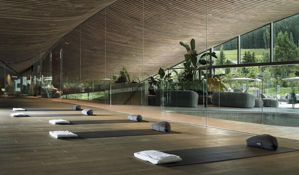 Der Krallerhof bietet eine Reihe von regenerativen Angeboten wie Flows im sonnendurchfluteten Yoga-Raum.