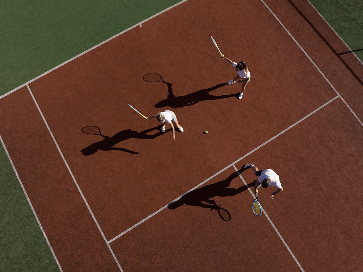 Tägliche Aktivitäten im Herbst sorgen für Abwechslung – darunter Tennis am Hotel-eigenen Platz.