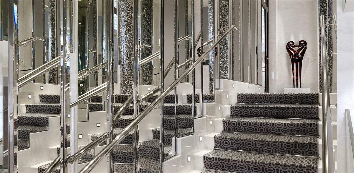 Café Am Hof Staircase: Die kunstvoll gefertigte Eisentreppe, die der berühmten verspiegelten Coco Chanel Stiege in Paris nachempfunden wurde, ist geblieben