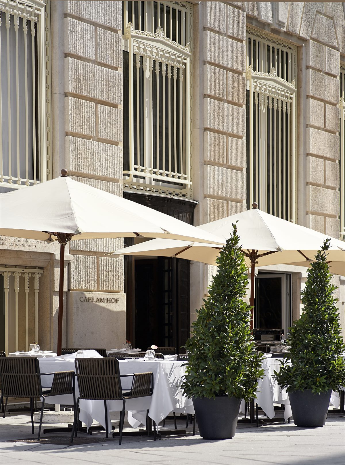 Egal ob Frühstück, Mittagssnack oder eine Kleinigkeit am Abend im wunderschönen Schanigarten – das Café Am Hof bietet nicht nur einen schönen Platz mitten in der Stadt, sondern auch eine Vielzahl an kulinarischen Highlights