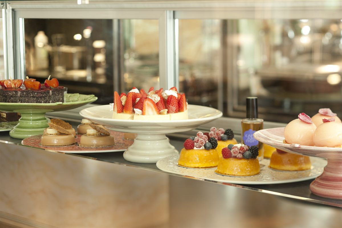 Ein echter Blickfang im neuen Café Am Hof: Die große Kuchentheke, gefüllt mit Köstlichkeiten wie Himbeer-Eclair, Erdnuss-Bananen-Tarte oder einem Cheesecake mit frischen Erdbeeren