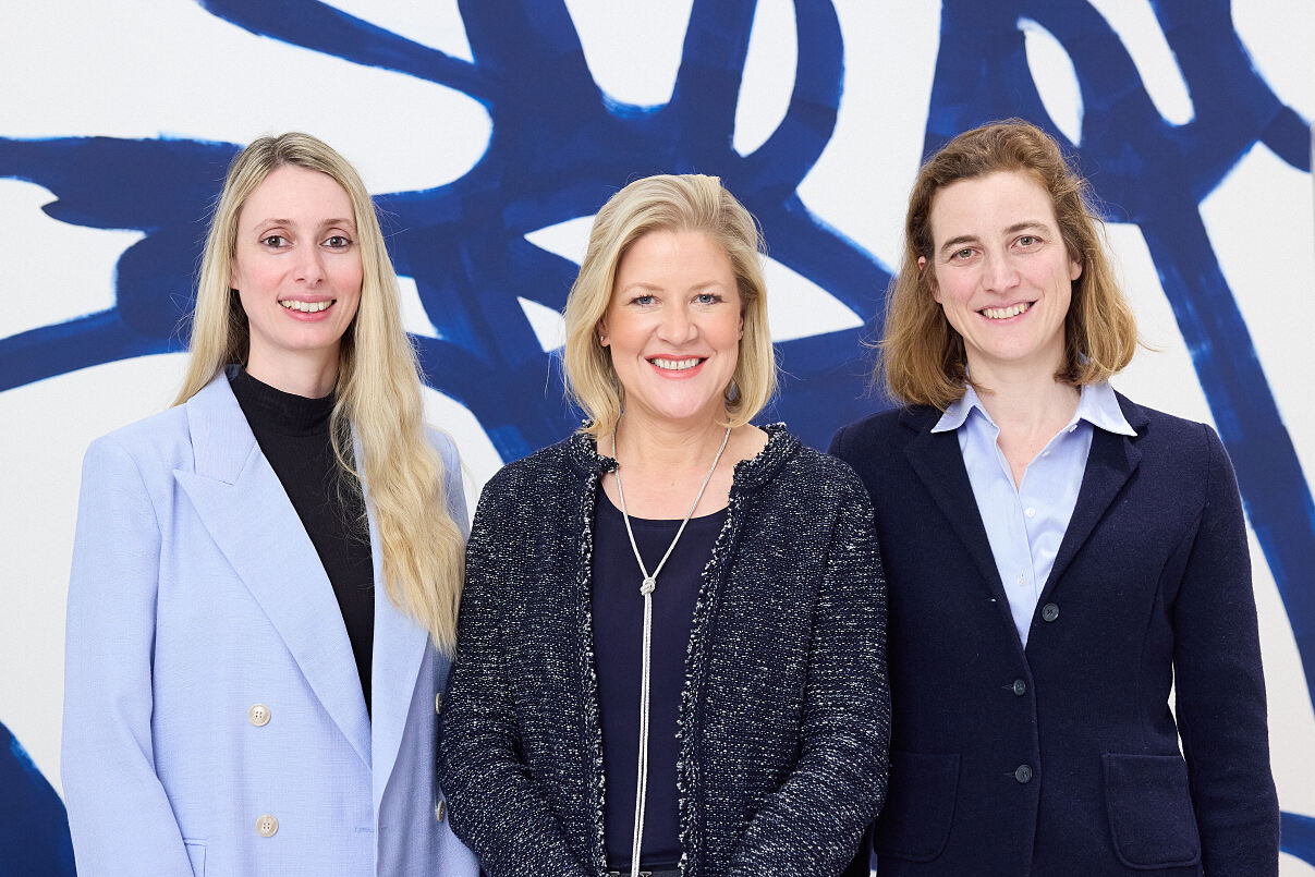 V.l.n.r.: Maria Dreher-Lorjé (Freshfields Partnerin), Melanie Nardo (Senior Vice President, General Counsel Commercial & Licensing bei COTY), Johanna Ronay (Leiterin der Abteilung Customer Excellence bei froots)