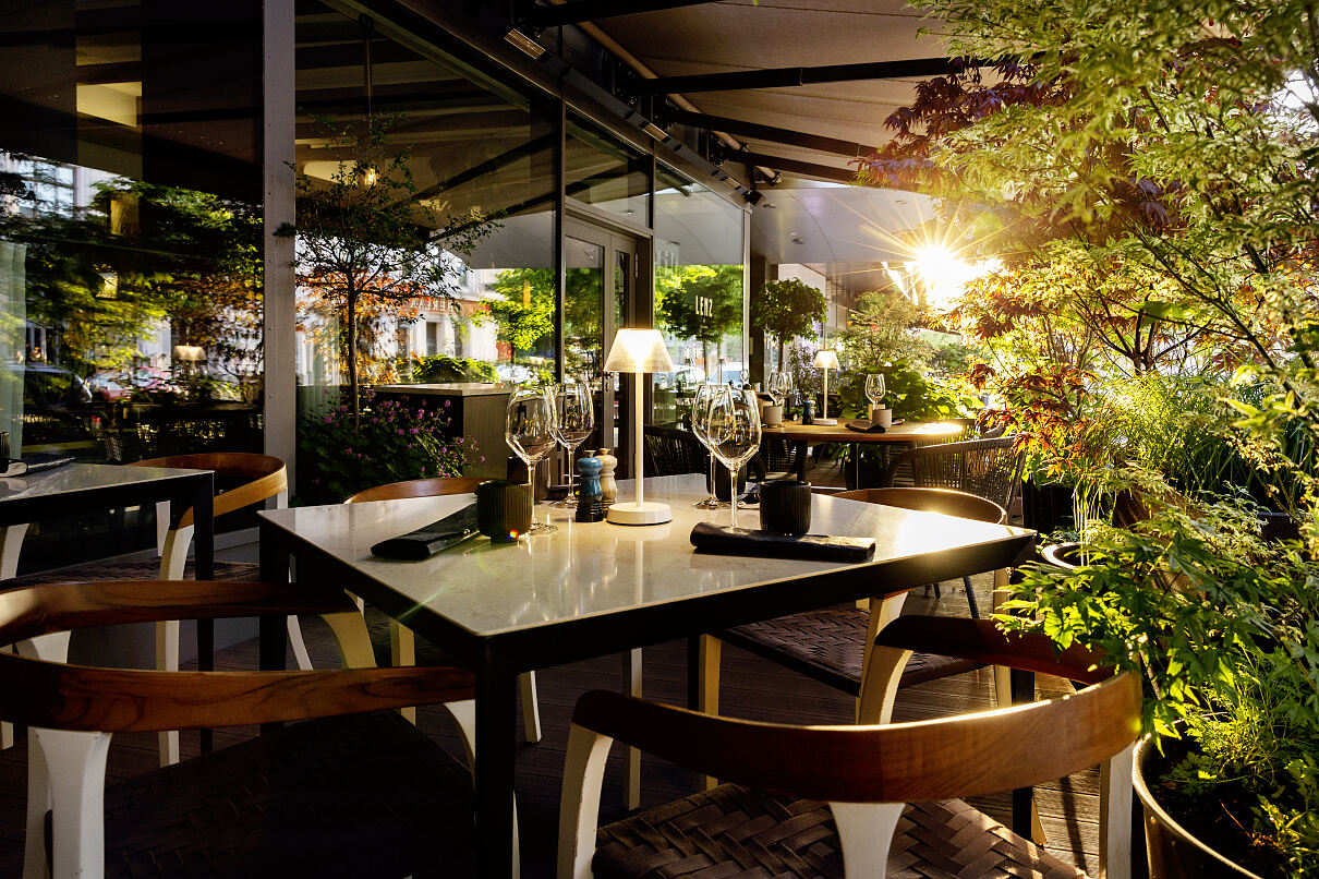 Ab sofort haben die Gäste darüber hinaus die Möglichkeit, das gemütliche Ambiente im LENZ auch auf der Sommer-Terrasse zu genießen. 