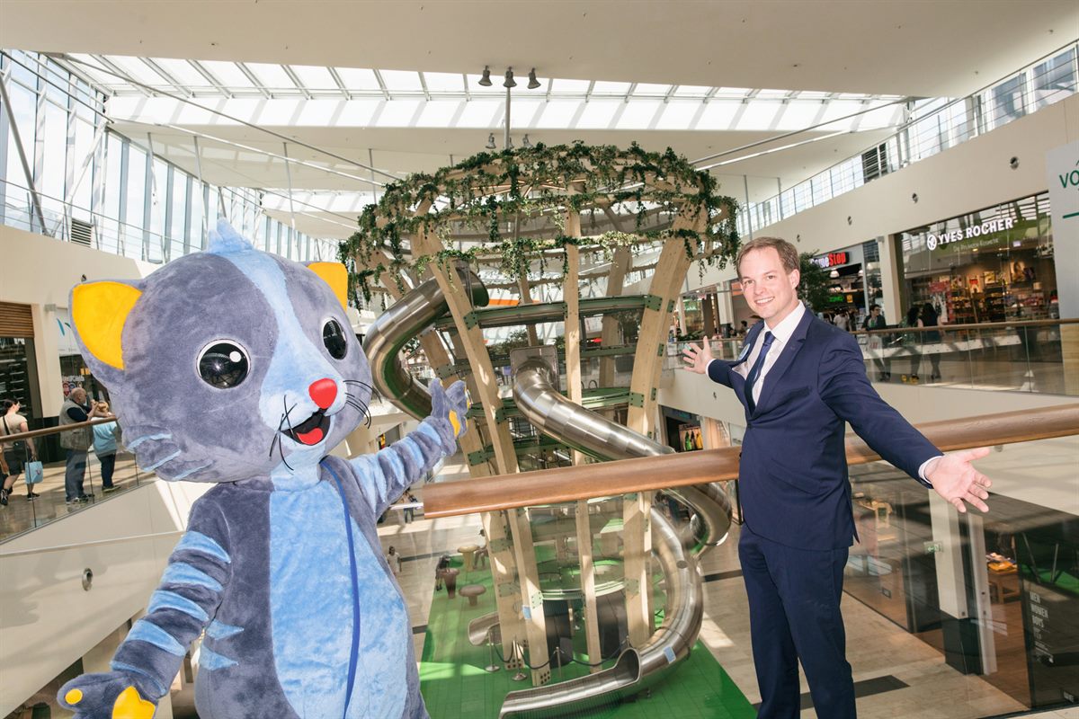 Das neue Donau Zentrum-Maskottchen KaDZi mit Center Manager Matthias Franta