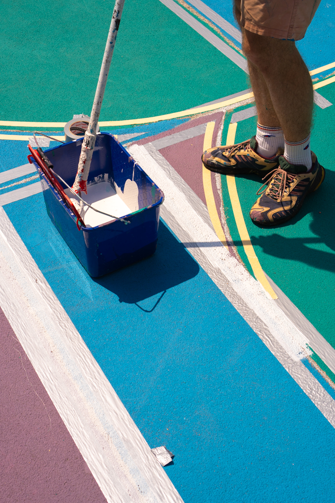 Das Grazer Street Art Künstler-Kollektiv Holla Hoop, rund um Kalojan Paier, Jonas Grießler und Philo Jöbstl, verleiht den Basketballplätzen am Mildeplatz in Ottakring und in der Konstanziagasse in der Donaustadt einen coolen Anstrich.