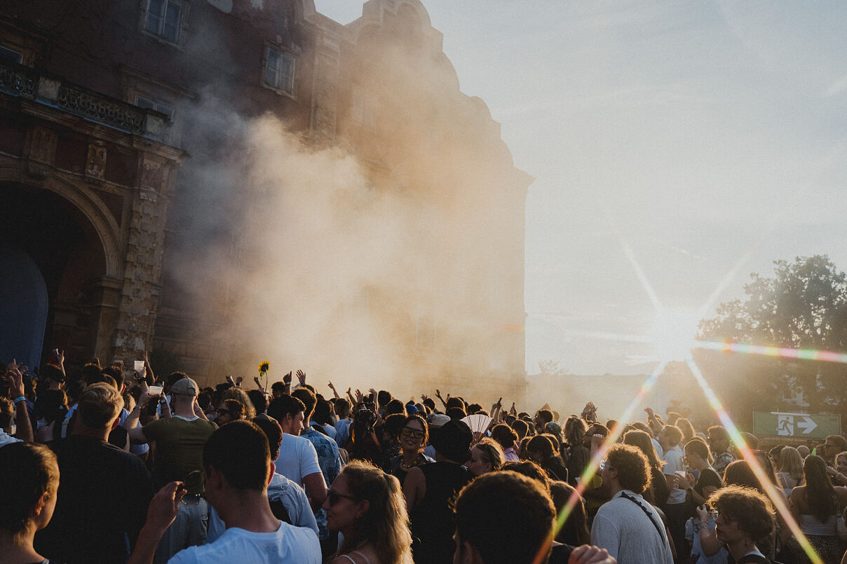 Vor der beeindruckenden Kulisse des Schloss Prugg in Bruck an der Leitha fand vom 2. bis 4. August 2024 das Paradies Garten Festival zum dritten Mal statt. 