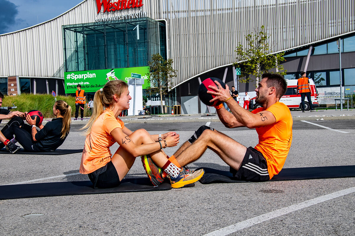 Die Teilnehmer:innen erwarten acht Workout Stationen sowie acht Laufeinheiten, die in 2er Teams absolviert werden