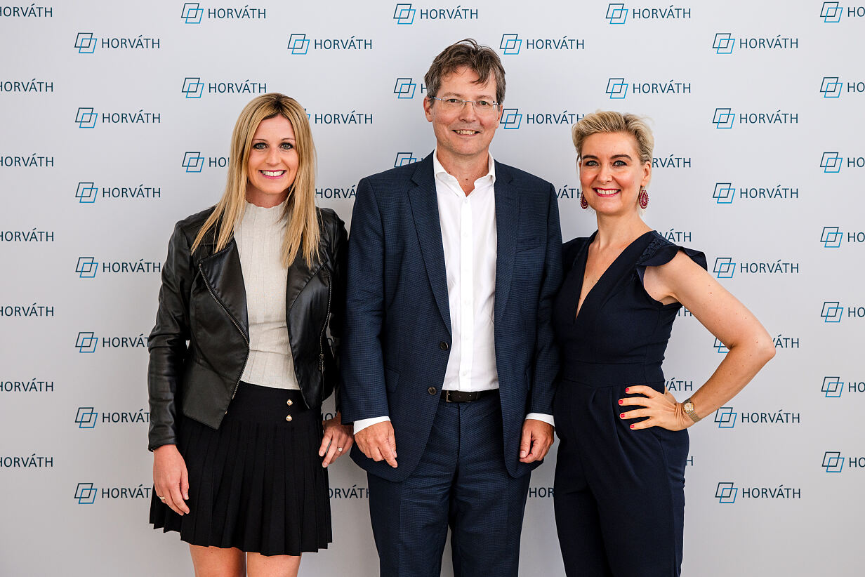 Stefan Bergsmann mit Business Match Network Gründerinnen Anna Rafbauer und Silvie Stavaric