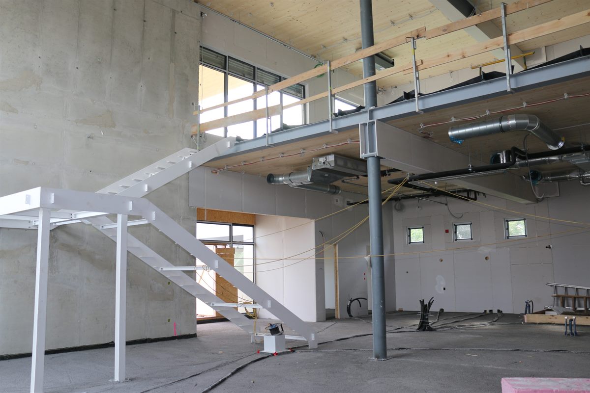 Das Herzstück der neuen Tanzschule Schwebach: Das gemütliche, über zwei Ebenen angelegte Tanzcafé auf 340 m2 mit 120 Sitzplätzen, Galerie und einer nach Süden ausgerichteten Gästeterrasse.