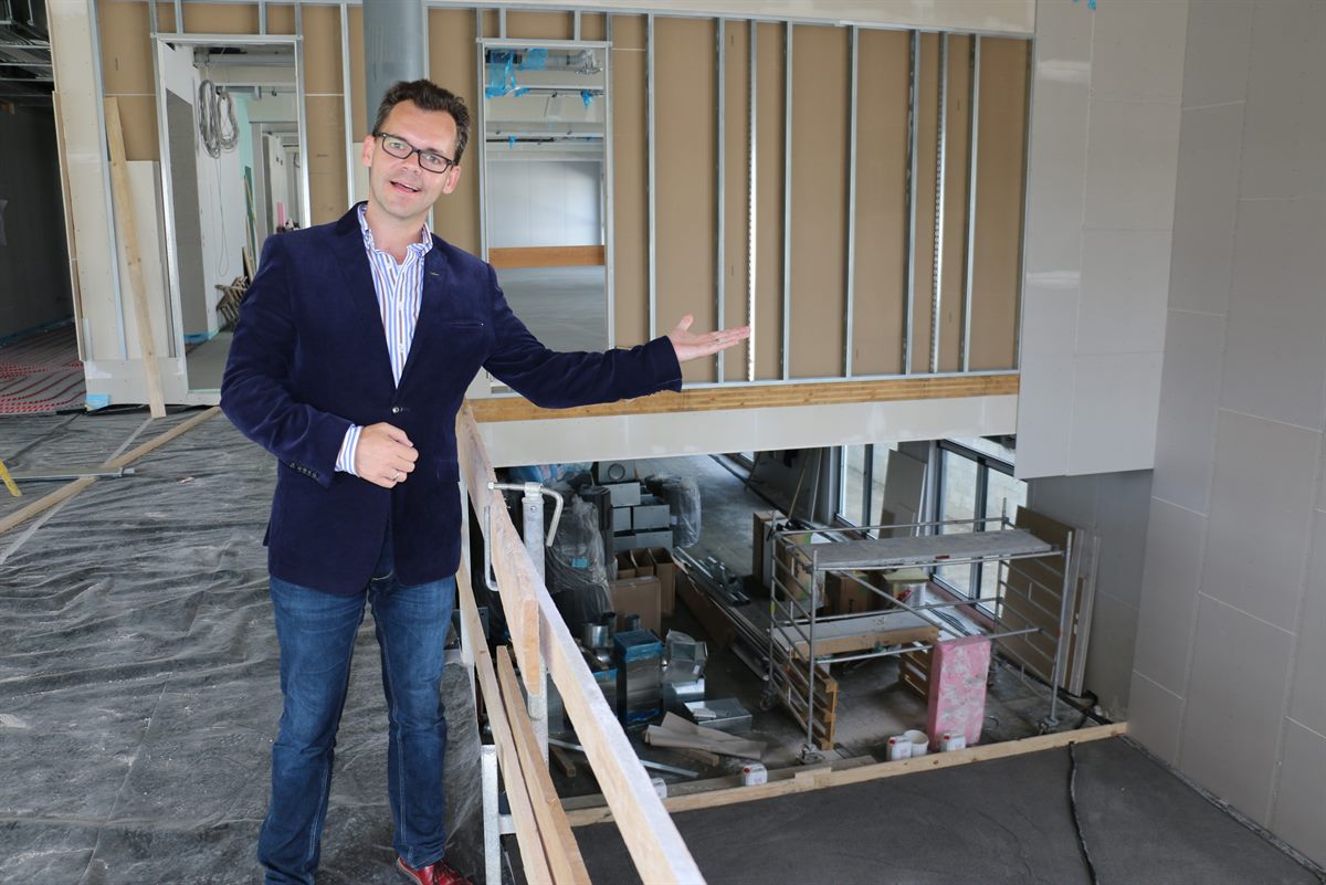 Geschäftsführer Thomas Schwebach auf der Galerie seines Tanzcafés in der oberen Etage des Tanzschulneubaus