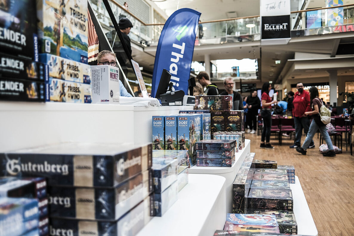 Die Besucher:innen haben die Möglichkeit viele verschiedene Spiele von Spieleherstellern wie Ravensburger, Pegasus, Jumbo oder Carletto zu testen und diese direkt vor Ort zu erwerben.  