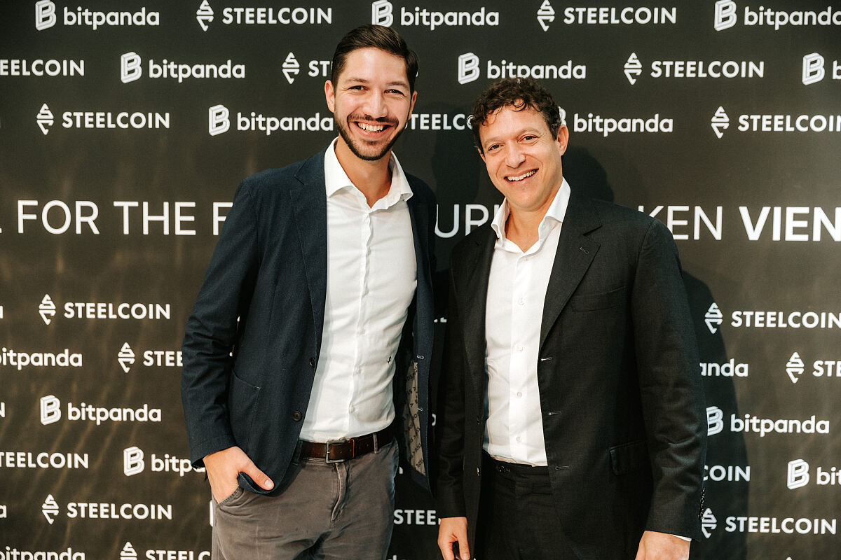 Bitpanda Deputy CEO Lukas Enzersdorfer-Konrad gemeinsam mit Steelcoin CEO Marcel Javor beim Launch Event am 10. Oktober 2024